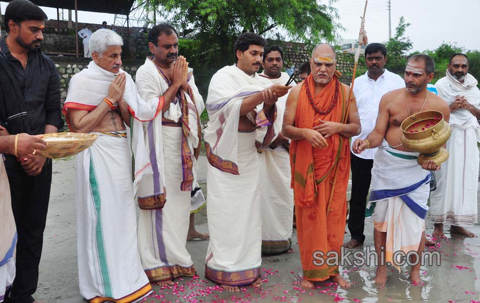 ys jagan mohan reddy in rishikesh - Sakshi10