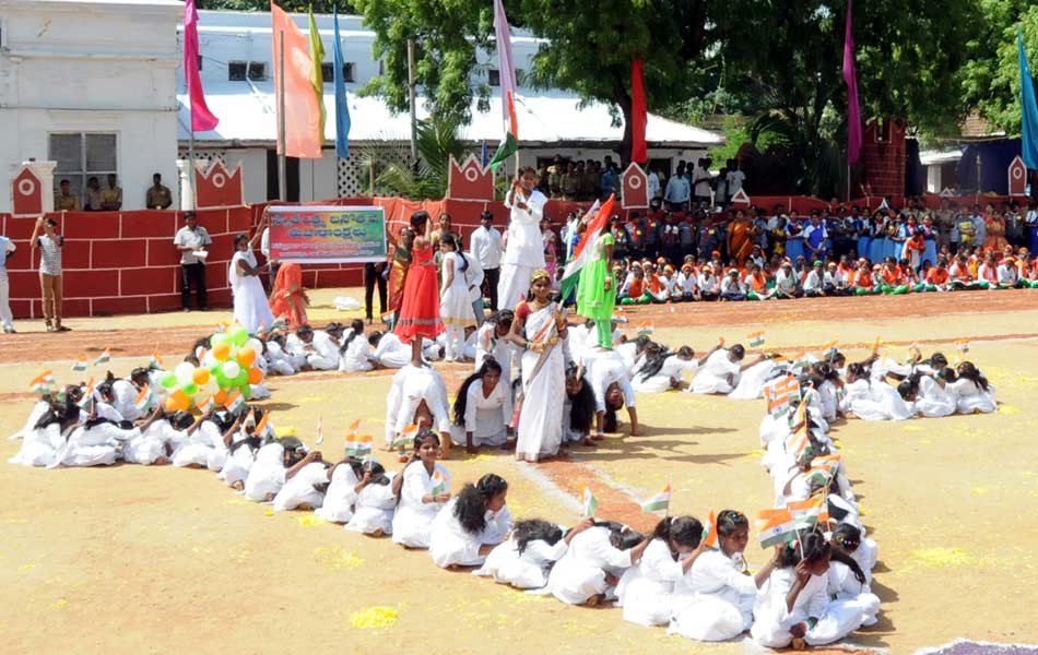 భారత దేశ చిత్ర పటం ఆకారంలో సాంస్కృతిక ప్రదర్శన1