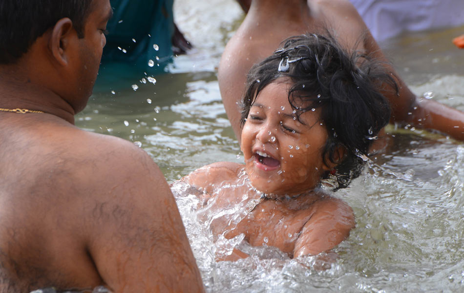 Holly bath of devotees3