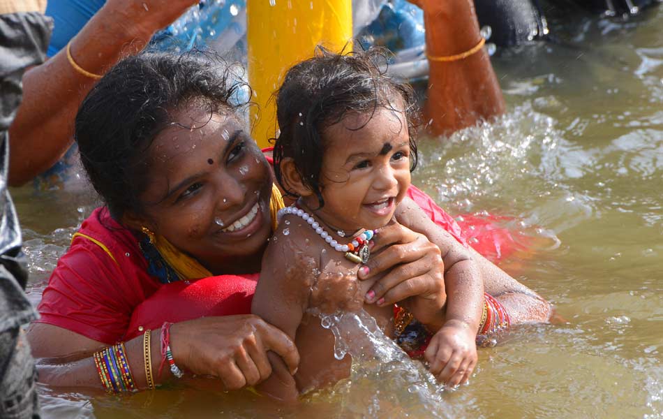 Holly bath of devotees6