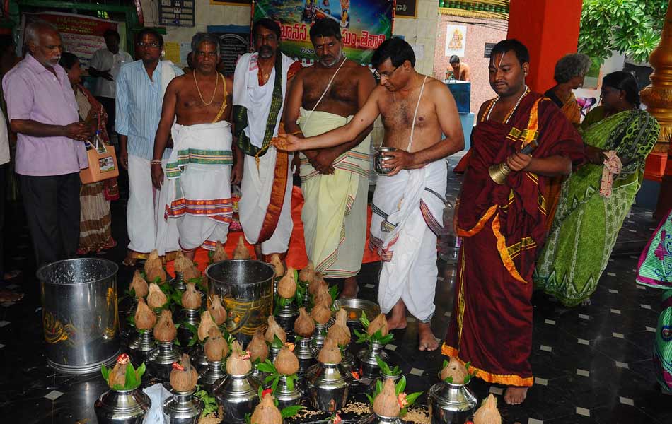 Spiritual atmosphere at Puskara ghat temples10