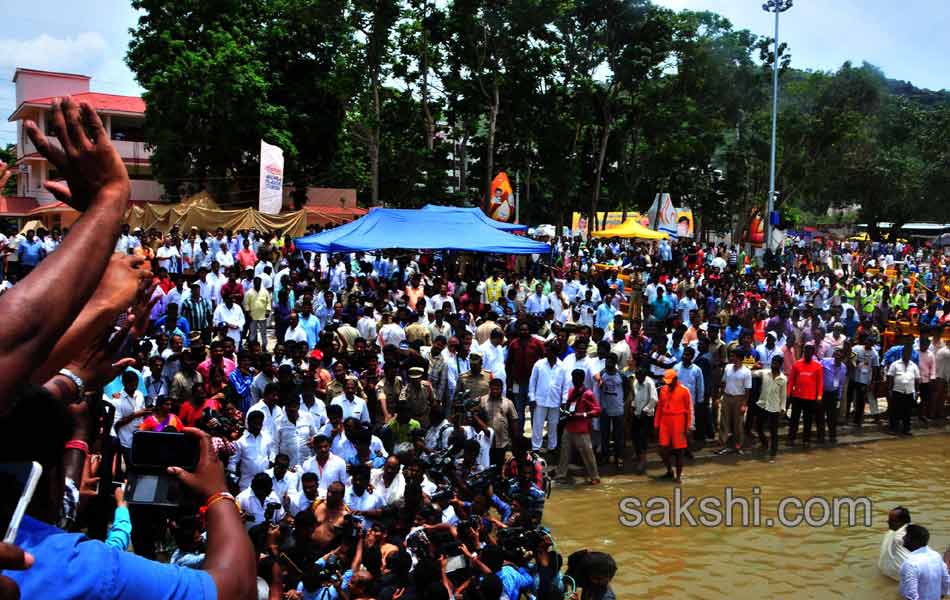 ys jagan mohan reddy in krishna pushkaralu - Sakshi11