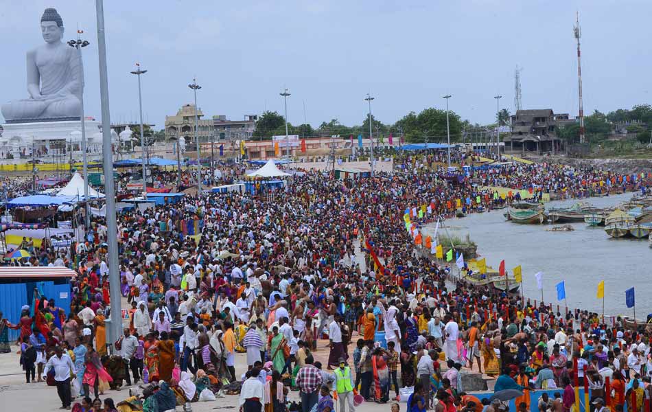 Devotee rush at Puskara ghats7