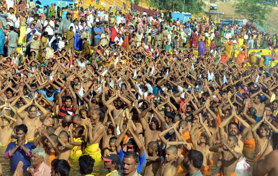 Devotees puskara baths at Seethanagaram ghats under super vision of China jeeyar swami3