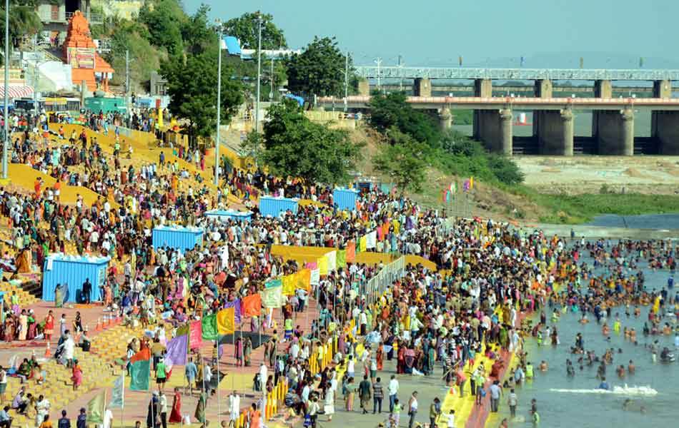 Devotees puskara baths at Seethanagaram ghats under super vision of China jeeyar swami5