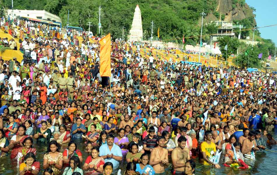 Devotees puskara baths at Seethanagaram ghats under super vision of China jeeyar swami7