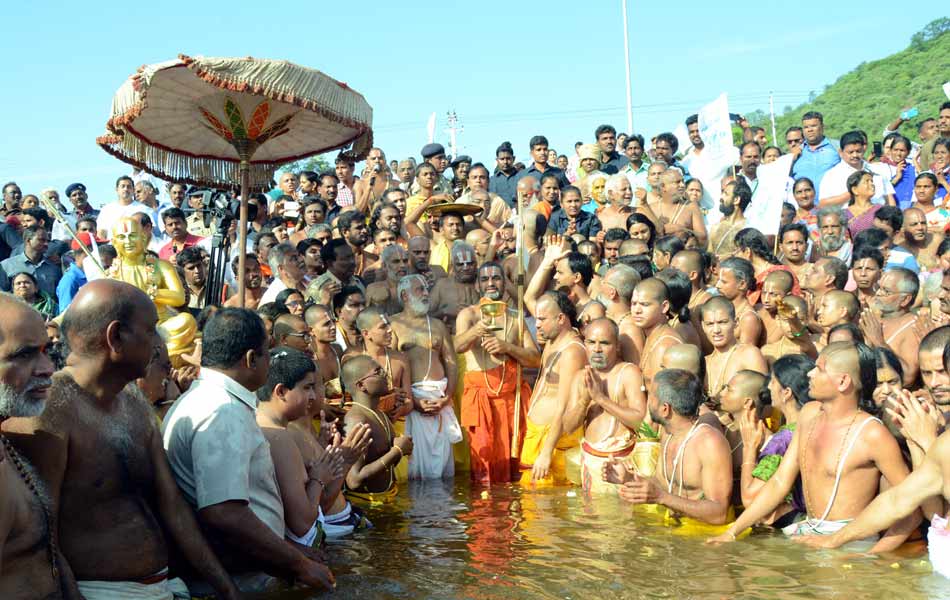 Devotees puskara baths at Seethanagaram ghats under super vision of China jeeyar swami8