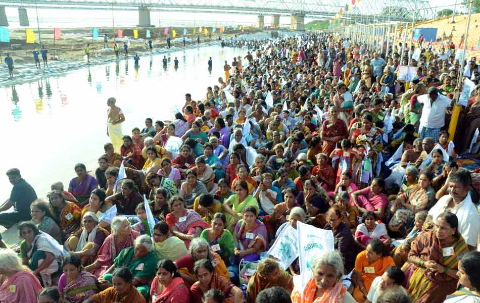 Devotees puskara baths at Seethanagaram ghats under super vision of China jeeyar swami13