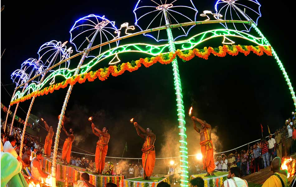 Devotees crowd at Puskara ghats14