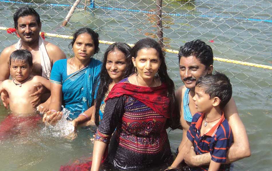 devotees rush to puskara ghat15