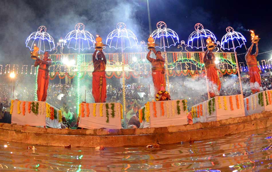 Devotees prayer to Krishna river - Sakshi12