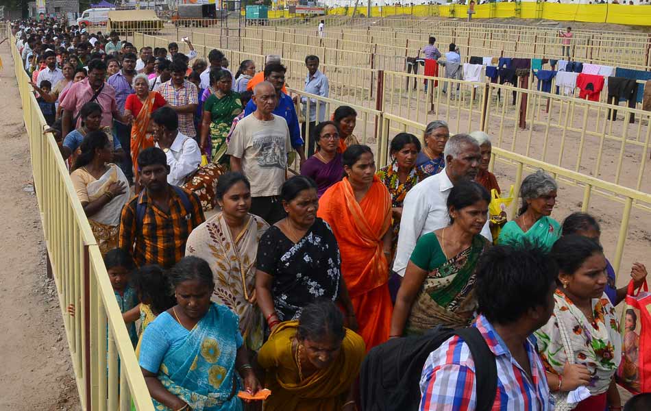 Devotees rush at puskara villages3