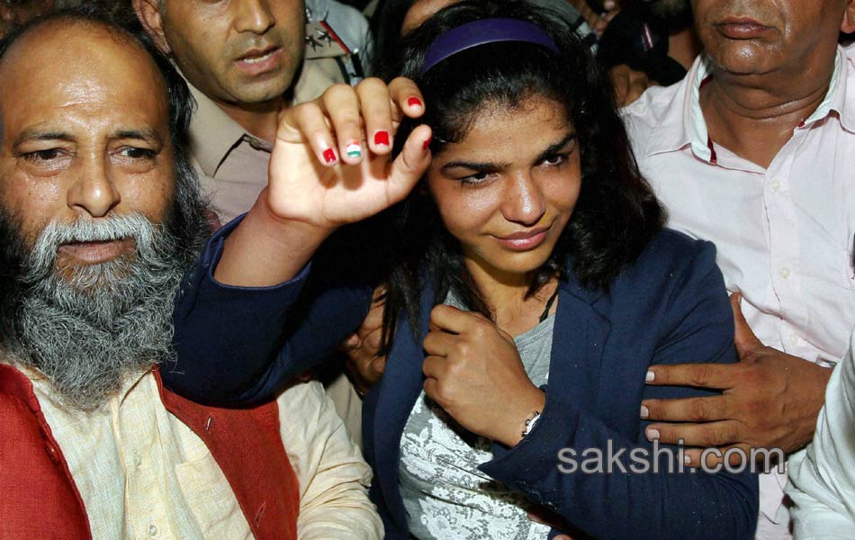 Sakshi Malik being greeted by her family members8