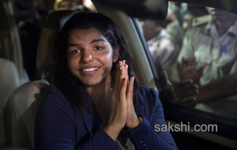 Sakshi Malik being greeted by her family members11