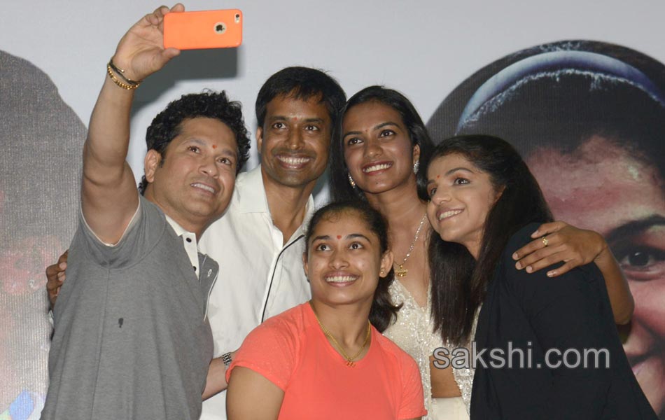 PV Sindhu Sakshi Malik  Dipa Karmakar receive BMW cars  Sachin Tendulkar lauds tr o3