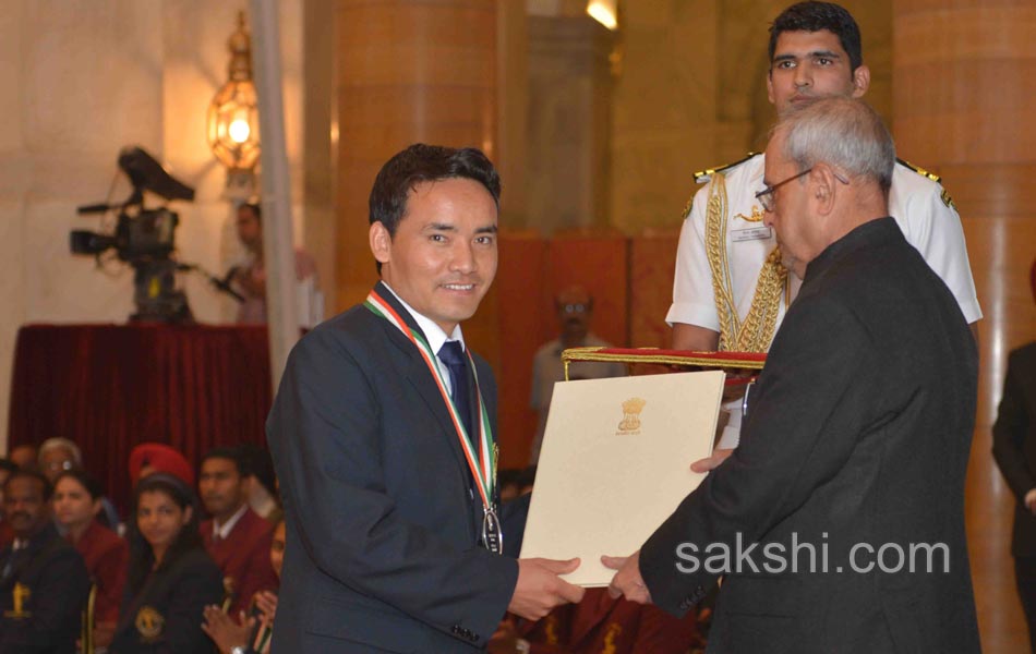 President Pranab Mukherjee confers PV Sindhu  Sakshi Malik  Dipa Karmakar Jitu Rai with Khel Ratna10