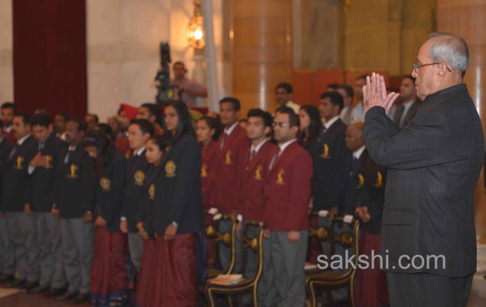 President Pranab Mukherjee confers PV Sindhu  Sakshi Malik  Dipa Karmakar Jitu Rai with Khel Ratna11