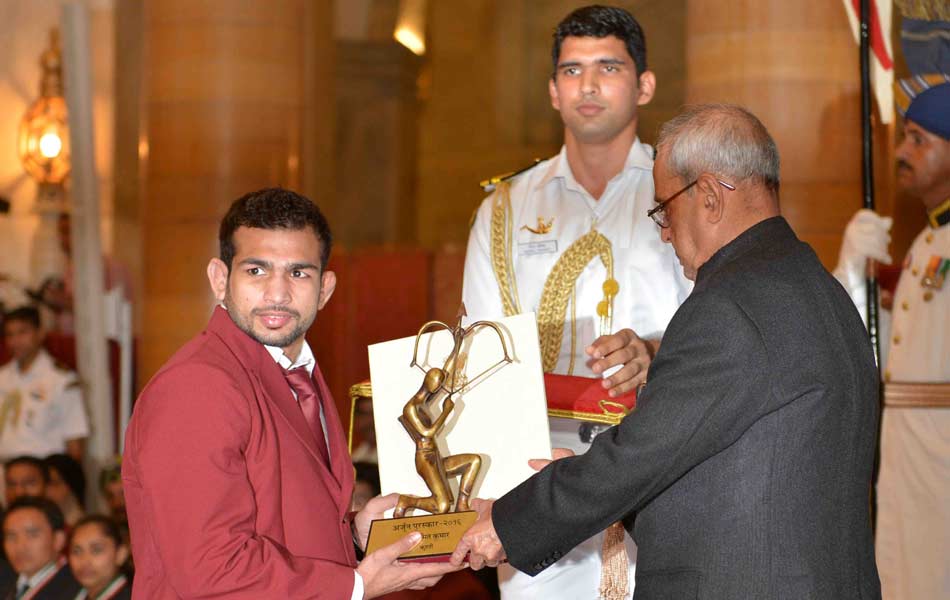 President Pranab Mukherjee confers PV Sindhu  Sakshi Malik  Dipa Karmakar Jitu Rai with Khel Ratna22