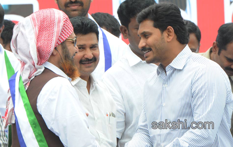 YS Jagan mohan reddy raithu maha dharna in YSR - Sakshi9