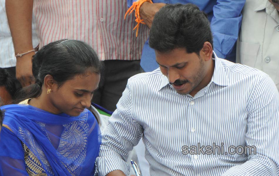 YS Jagan mohan reddy raithu maha dharna in YSR - Sakshi12