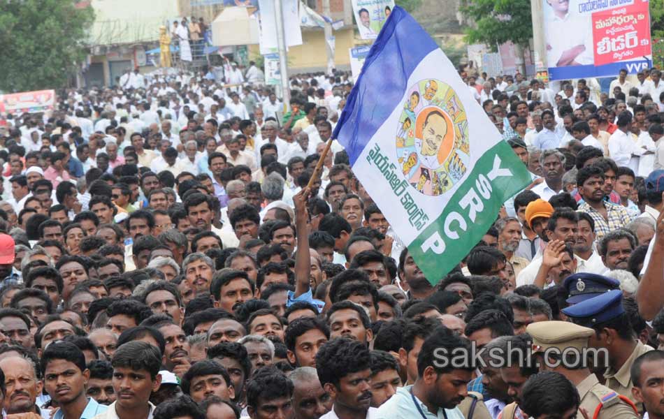 YS Jagan mohan reddy raithu maha dharna in YSR - Sakshi13