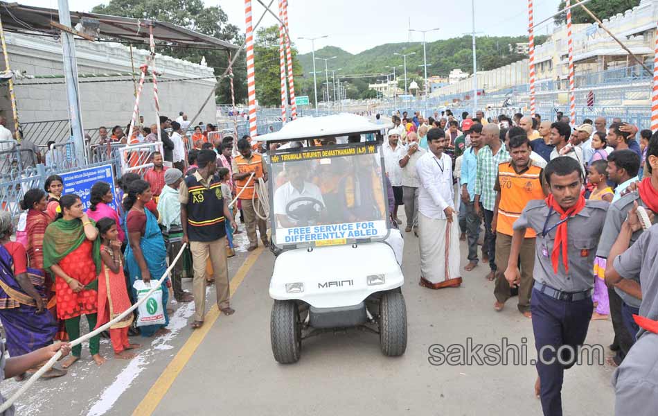 PV sindhu and gopichand visits tirumala8