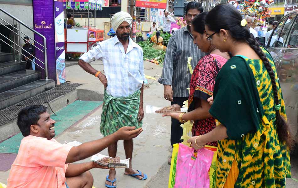 Shopping feast in streets16