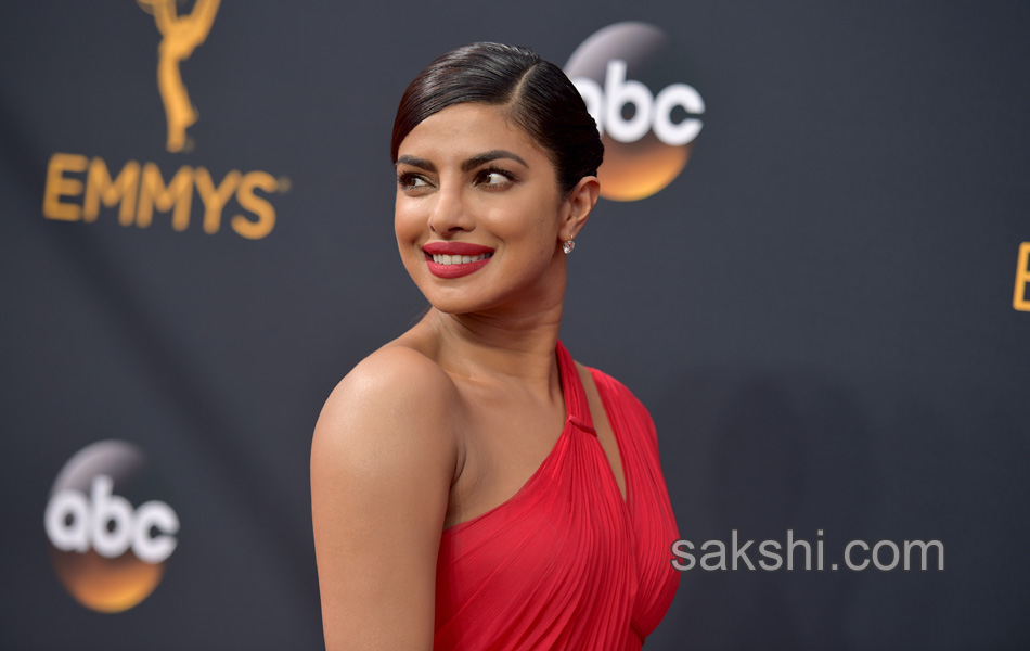 Priyanka chopra presents Emmy Awards3