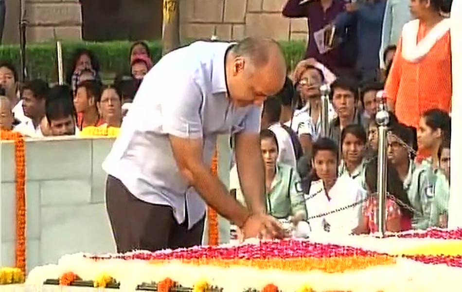 Leaders pays tribute mahatma gandhi9