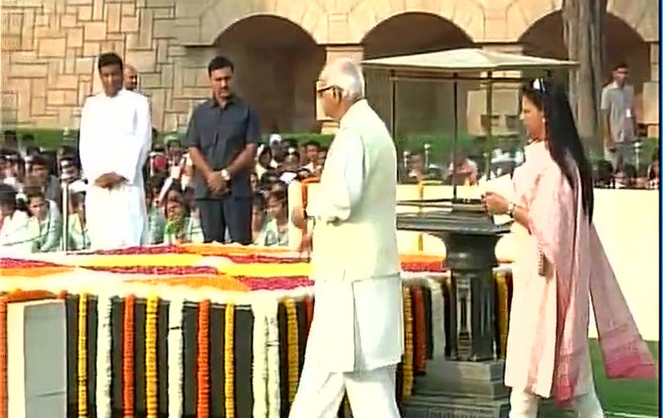 Leaders pays tribute mahatma gandhi12