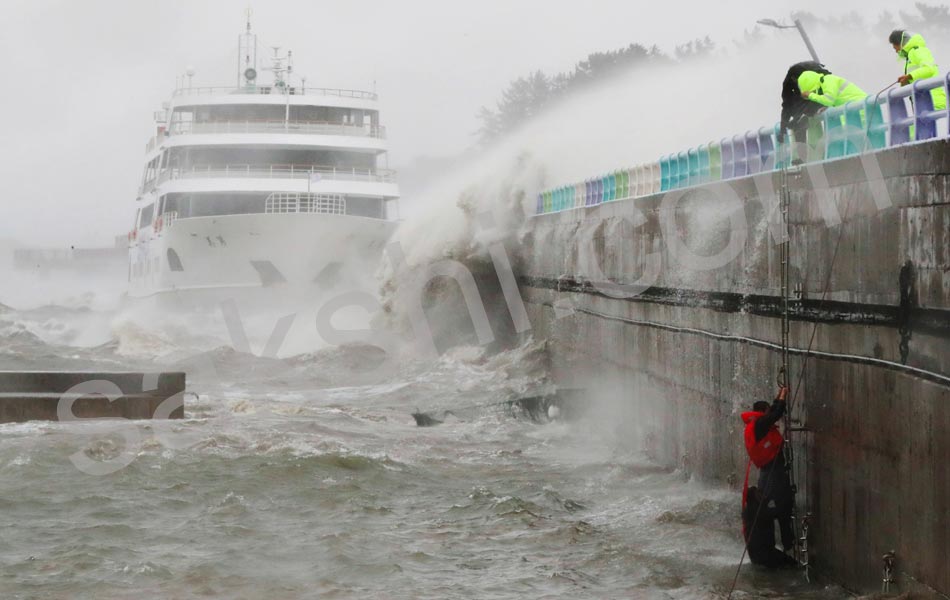 powerful typhoon chaba barrels toward japan10