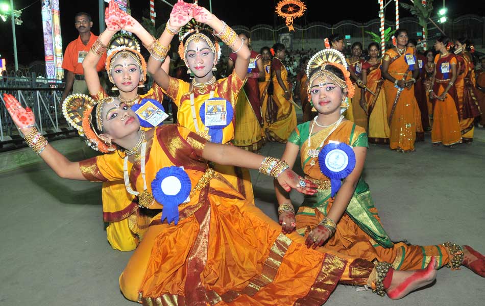 dance in muthyapu pandiri seva1