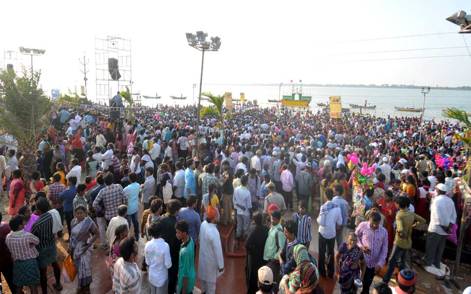 Huge number of Devotees for rottela pandaga - Sakshi10