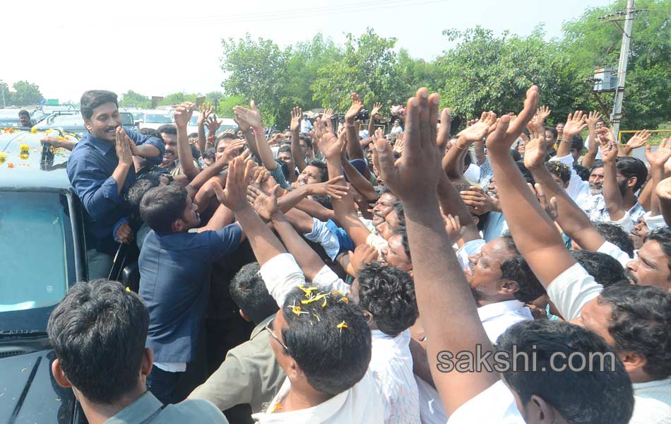 YS Jagan tour in Thunduru - Sakshi21