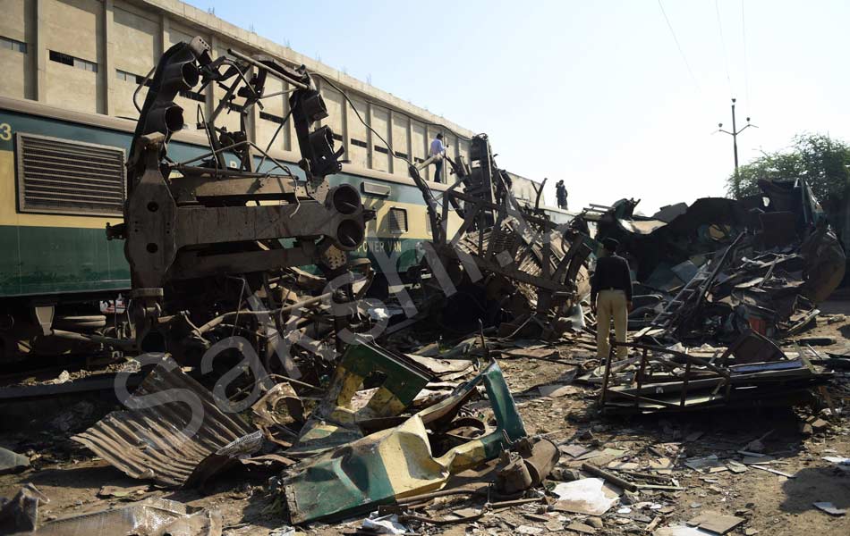 15 killed 40 injured as trains collide in pakistan4