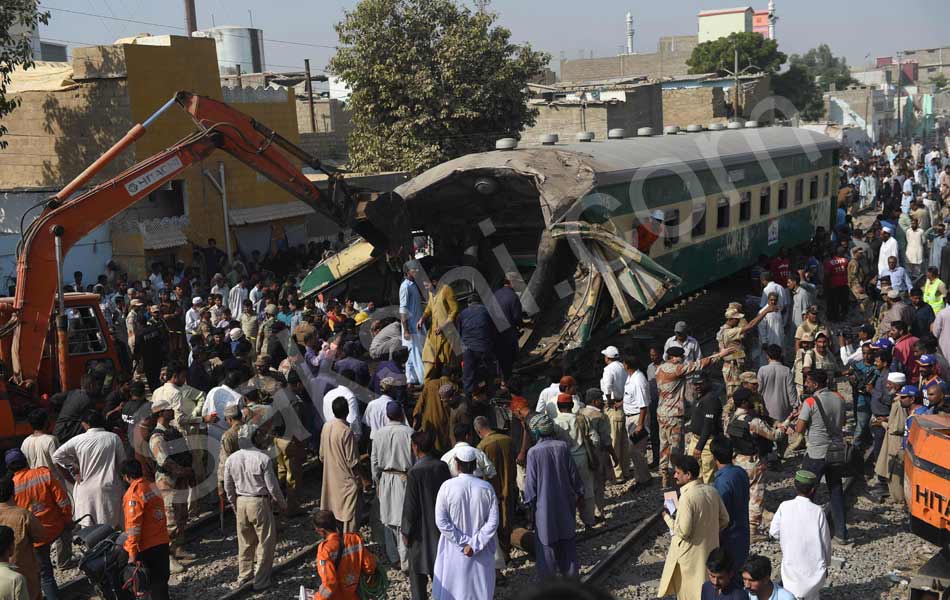 15 killed 40 injured as trains collide in pakistan2