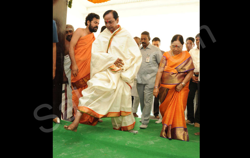 kcr enters new camp office - Sakshi2