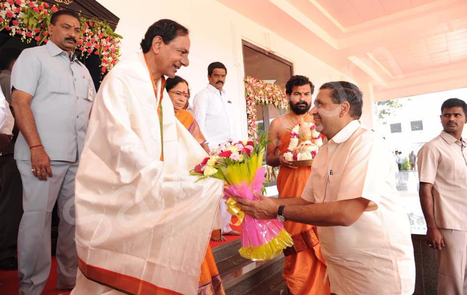 kcr enters new camp office - Sakshi6