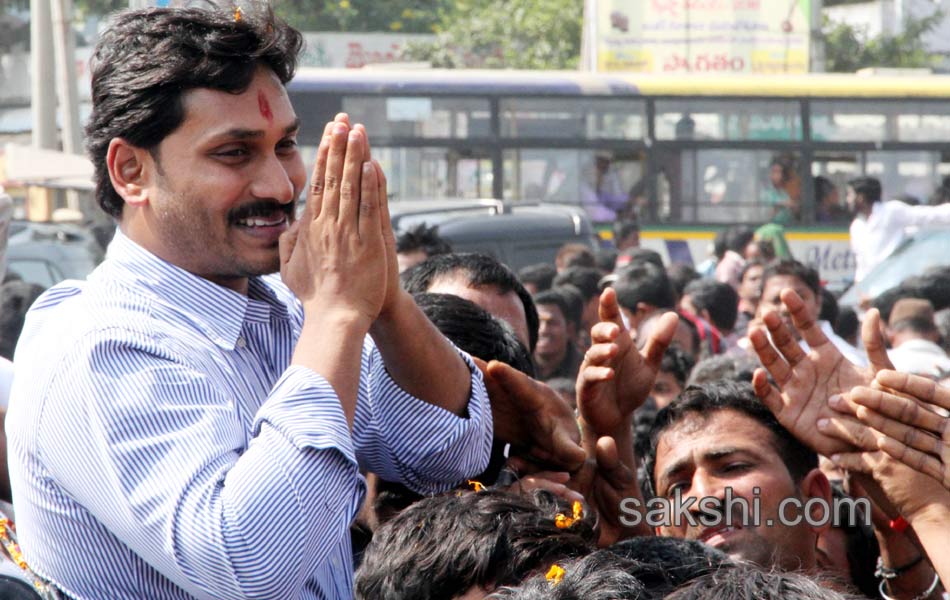 Ys Jagan Visitation to bandarport victims - Sakshi1