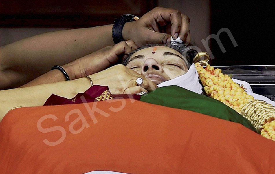 Jayalalithaa passes away - Sakshi2