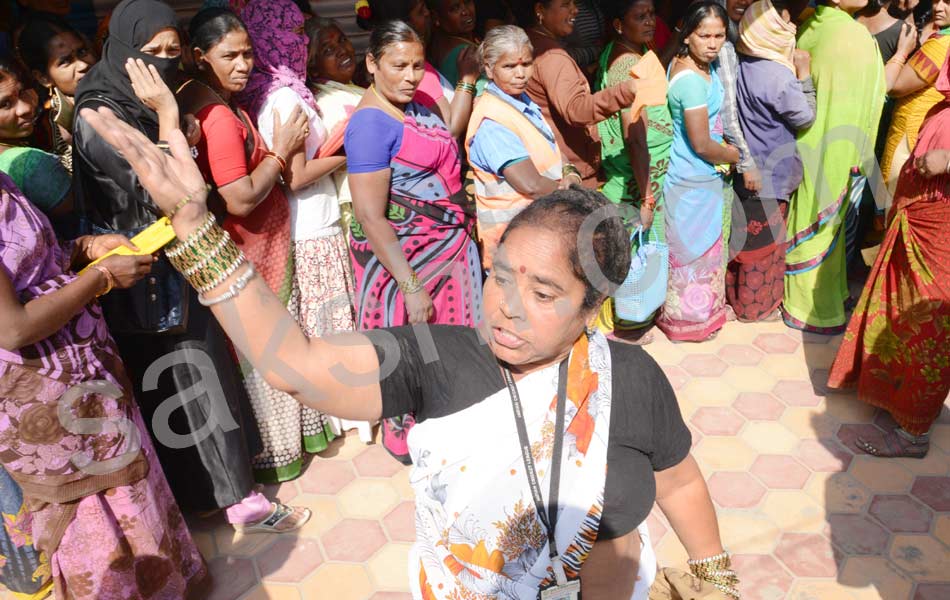 Long queues at banks no money in ATMs - Sakshi3