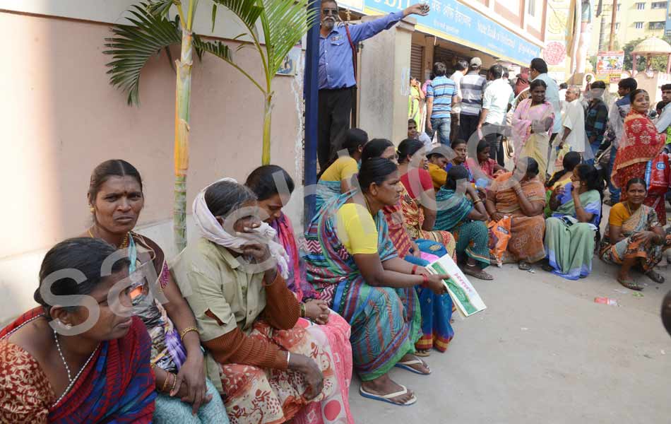 Long queues at banks no money in ATMs - Sakshi6