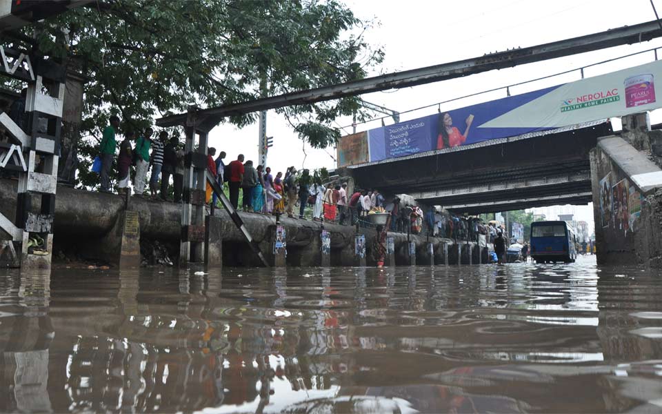 Vardah creates havoc - Sakshi1