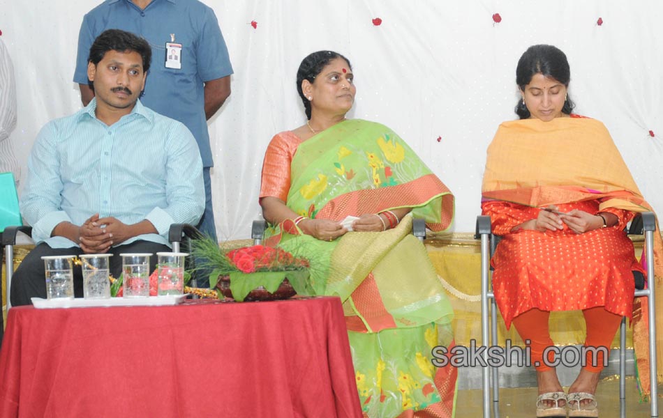 ys jaganmohan reddy visit dasthagiramma house - Sakshi3