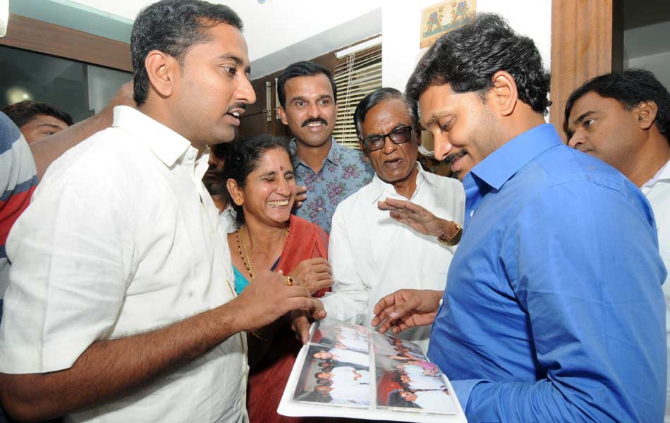 YS jagan family participated in christmas celebration3