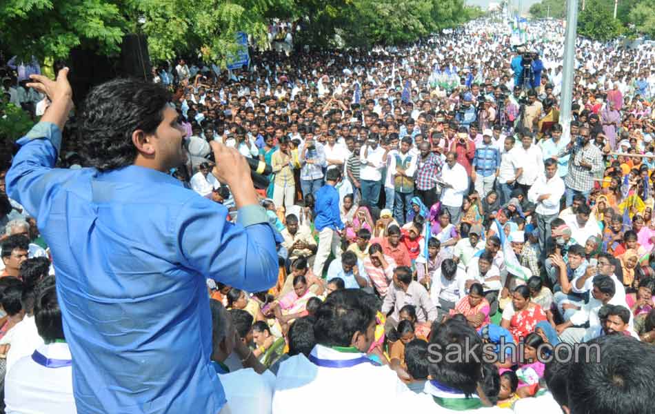 ys jagan maha dharna at pulivendula - Sakshi2