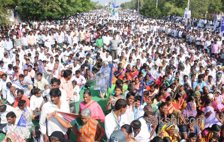 ys jagan maha dharna at pulivendula - Sakshi6