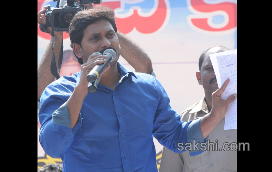 ys jagan maha dharna at pulivendula - Sakshi13