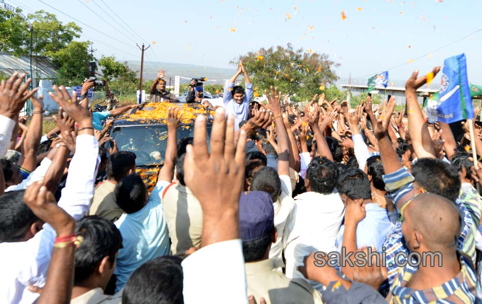 ys jagan mohan reddy raithu barosa yatra in kurnool - Sakshi4