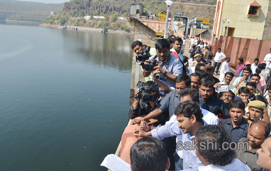 ys jagan mohan reddy raithu barosa yatra in kurnool - Sakshi14